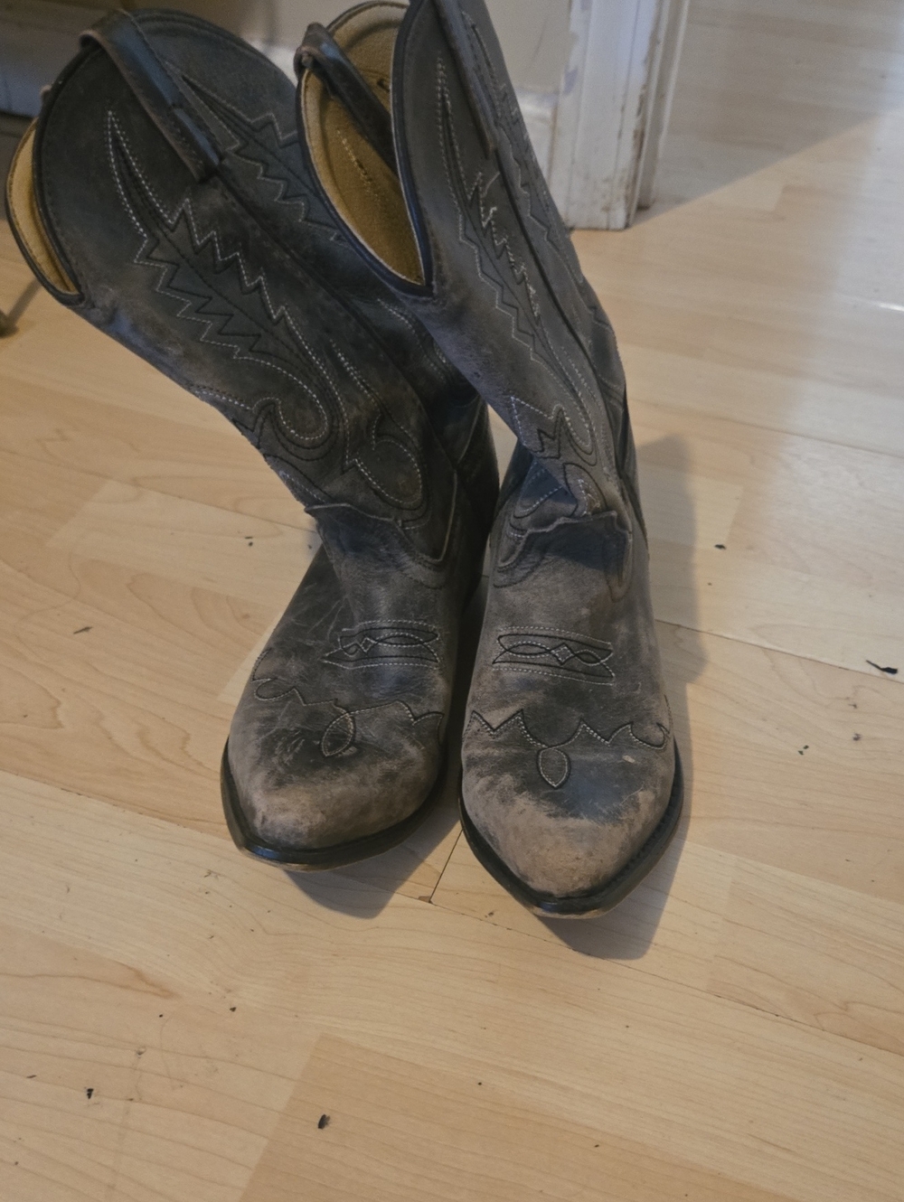 Classic Western Cowboy Boots in Distressed Black